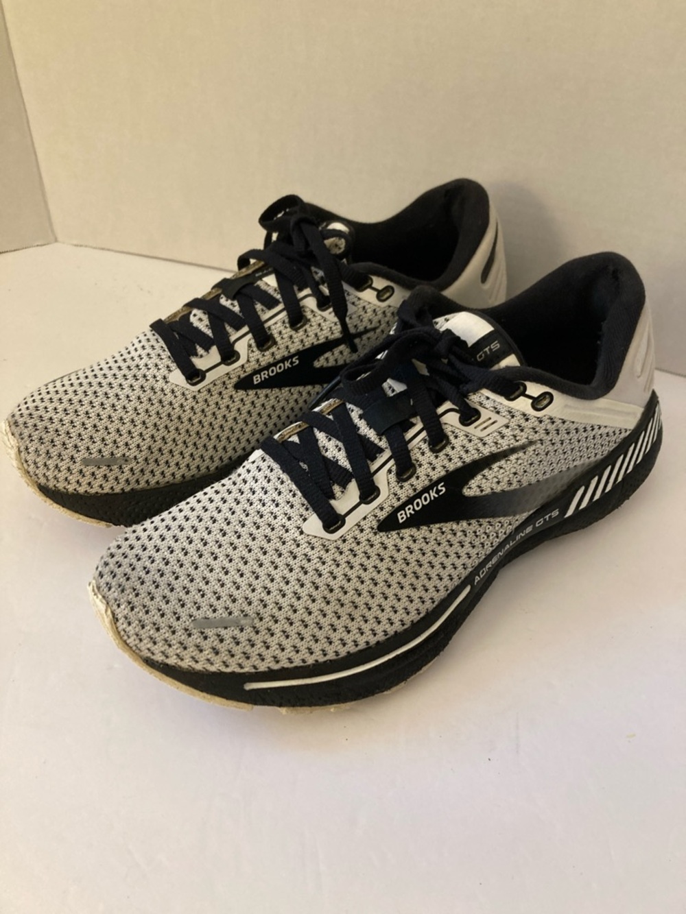 Brooks Adrenaline 22 White and Black Knit Running Sneakers women’s size 8.5